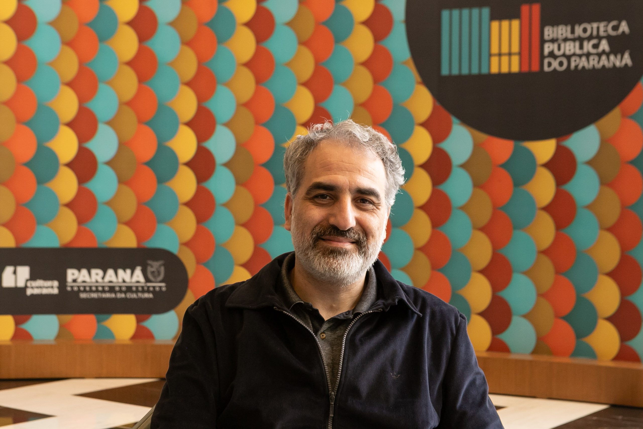 Curitiba, 17 de junho de 2025 - Entrevista com Christian Schwartz sobre Danton Trevisan na Biblioteca Pública do Paraná.